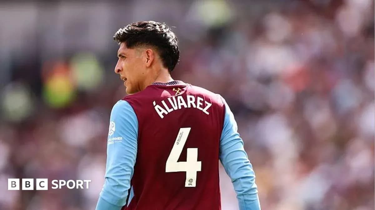Player Álvarez wearing number 4 jersey on field