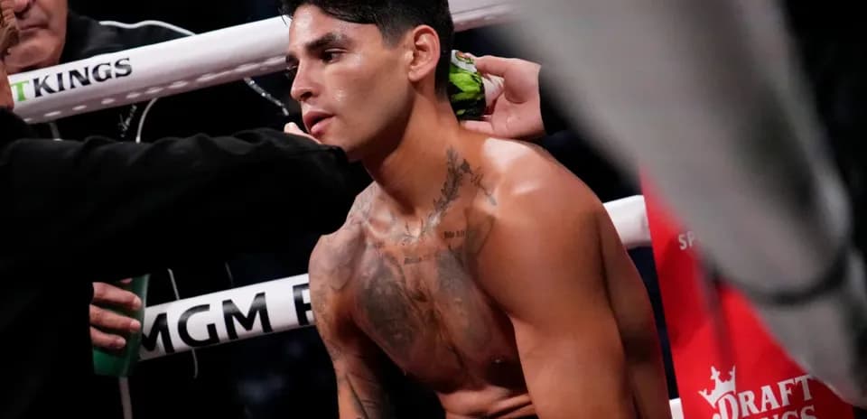 Boxer receiving water during corner break