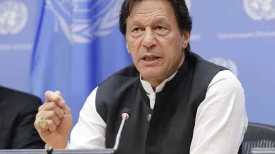 Speaker gesturing during a press conference at UN