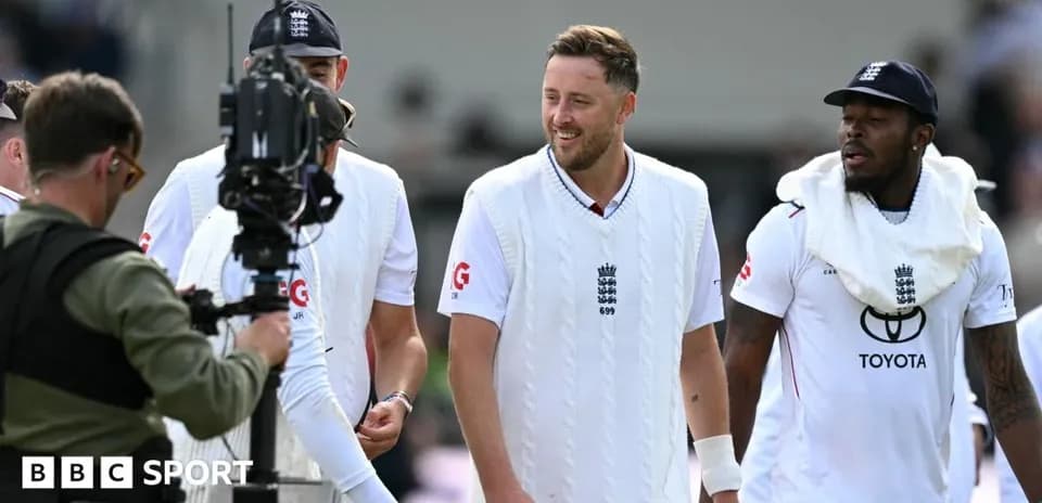 England cricket team players walking off the field