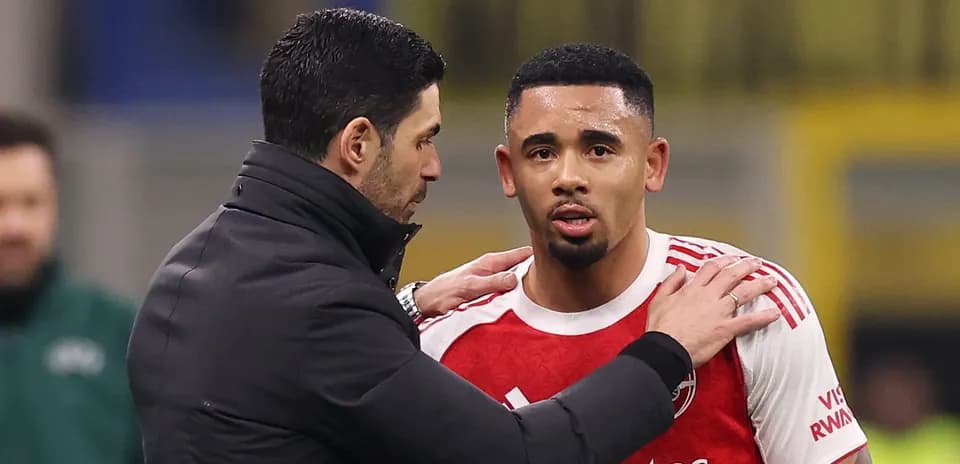 Manager speaking with player during match substitution