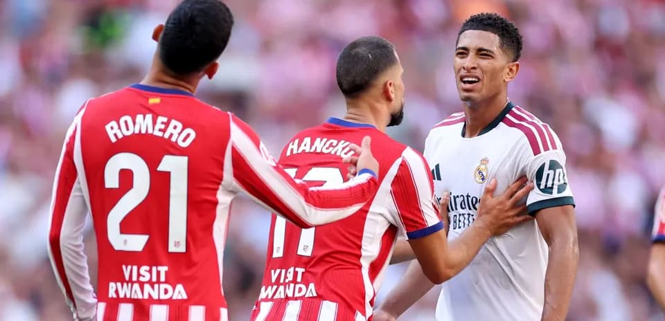 Players from Atlético Madrid confronting a Real Madrid player