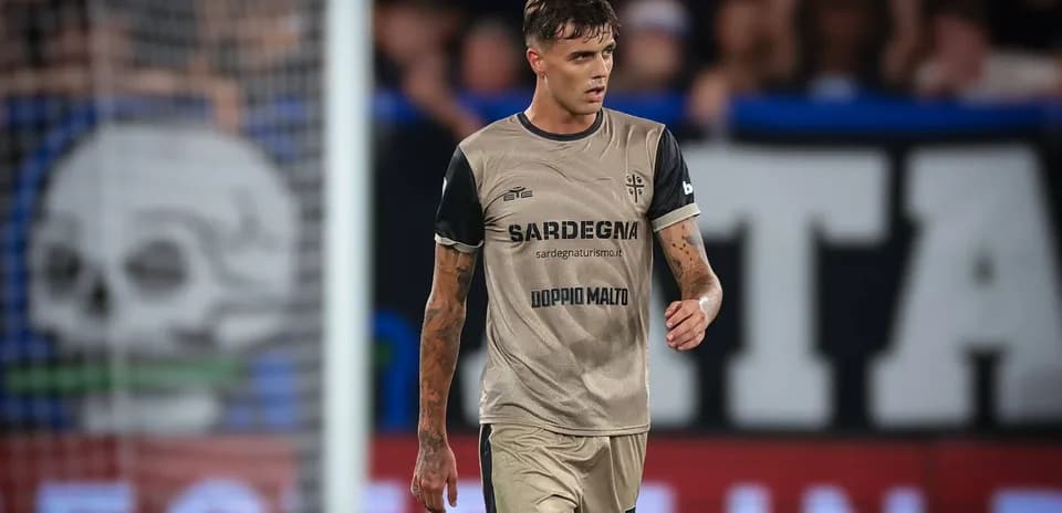 Player walking on the pitch in match uniform