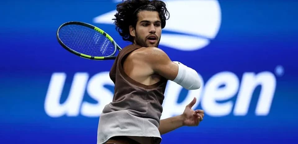Player hitting backhand shot at US Open