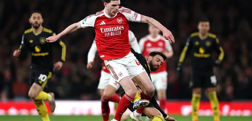 Player from Arsenal evading a tackle during match
