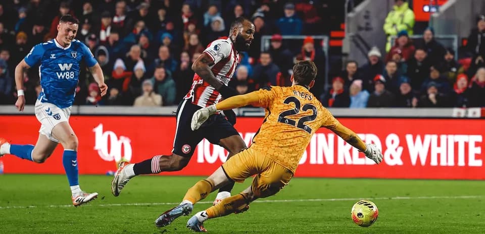 Brentford player attempting to score against Sunderland goalkeeper