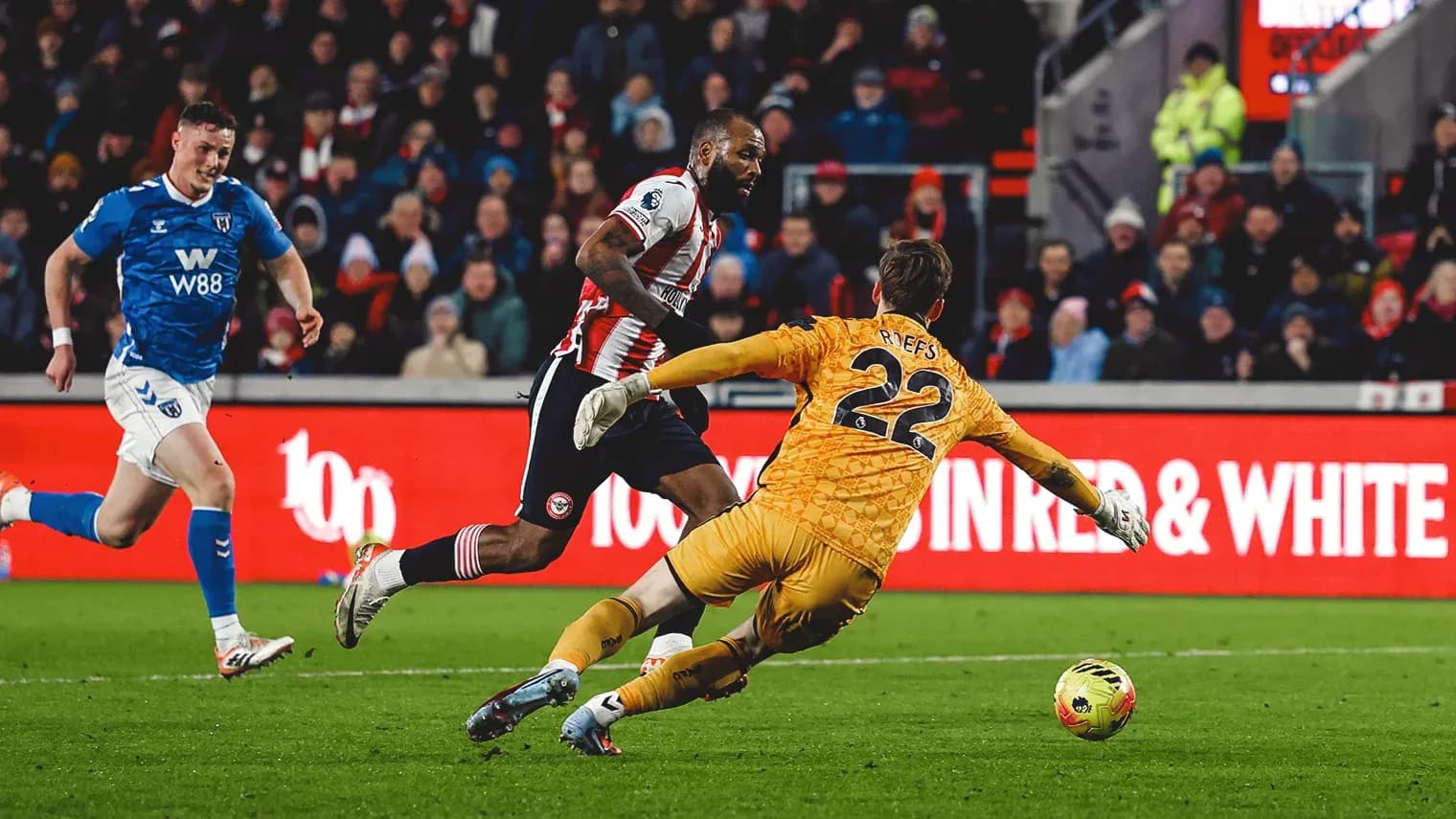 Brentford player attempting to score against Sunderland goalkeeper