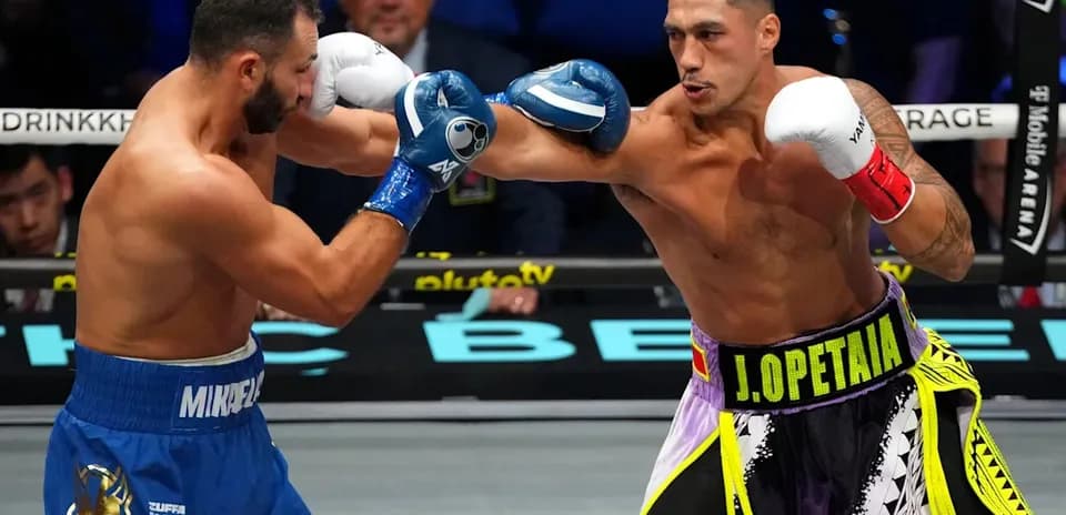 Boxers J. Opetia and M. Mikadze exchanging punches