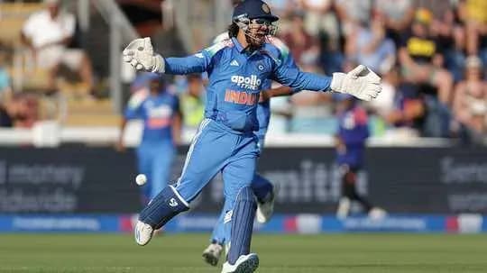 Wicketkeeper diving to catch a cricket ball
