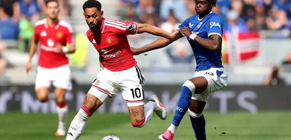Player from Manchester United evading tackle from Everton player