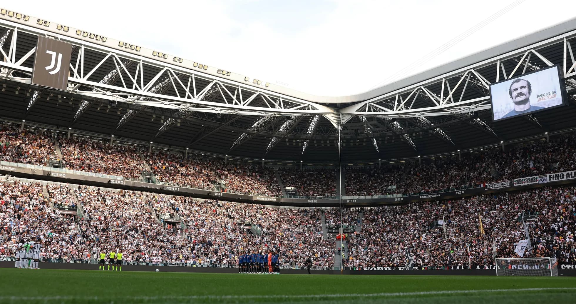Crowd at Allianz Stadium during pre-match tribute