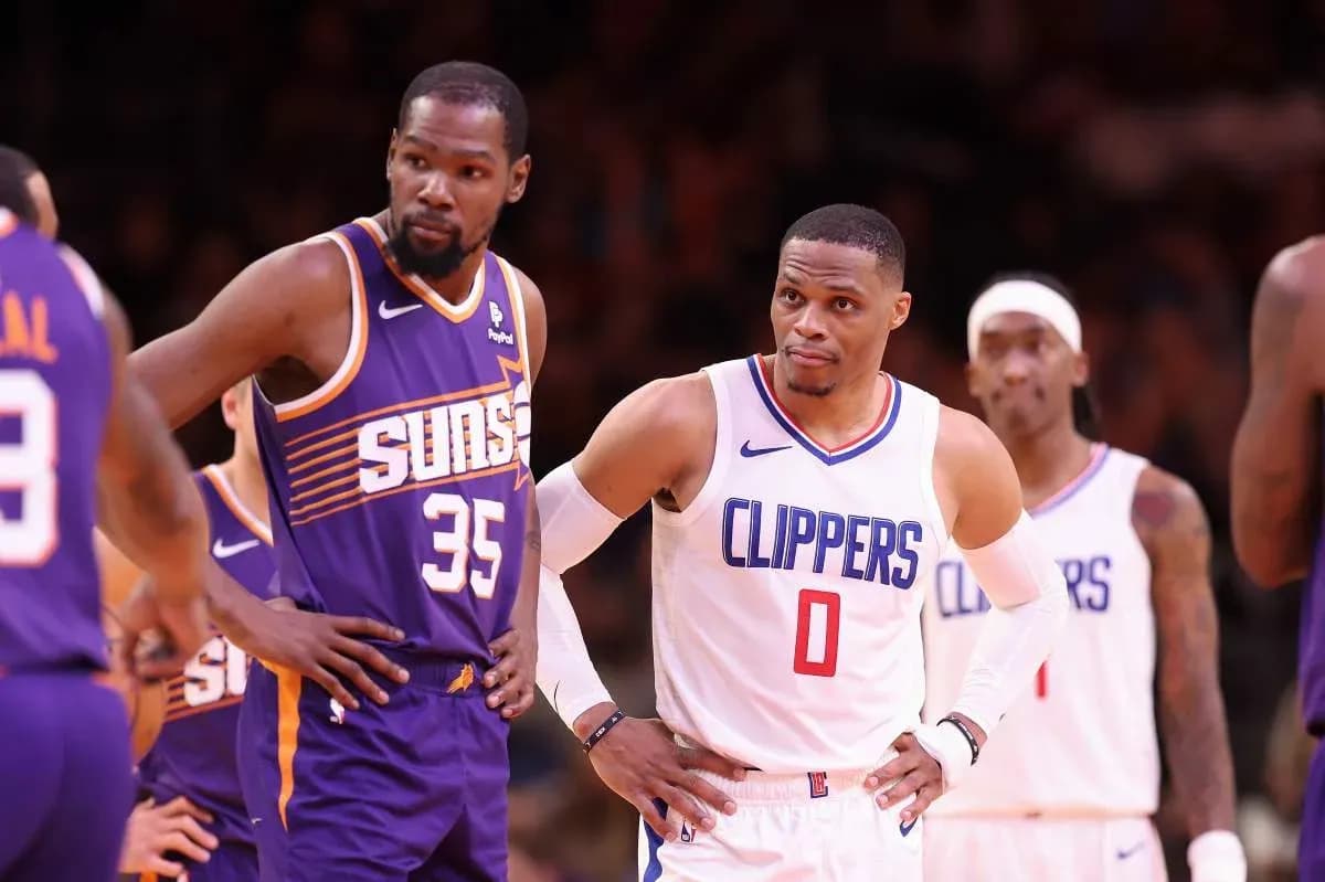 Kevin Durant and Russell Westbrook on court during game