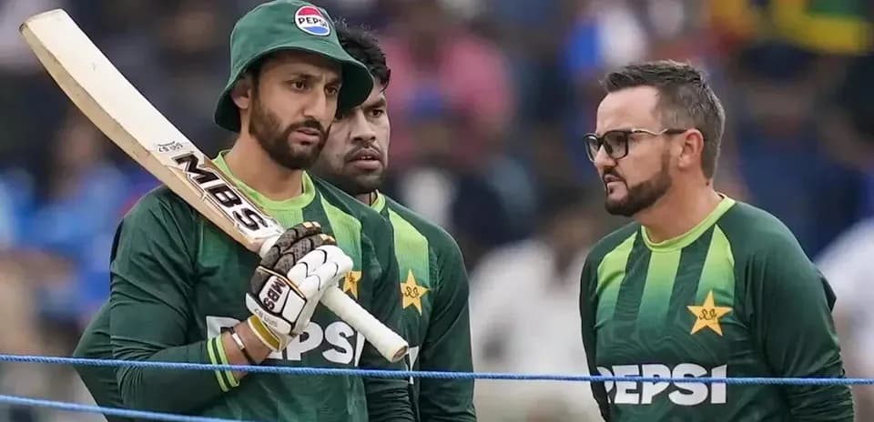 Pakistani cricketers discussing strategy during match