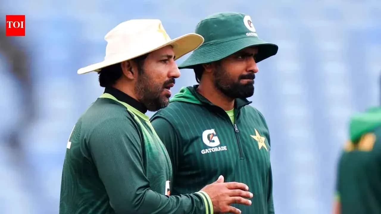Two Pakistan cricket players during training session