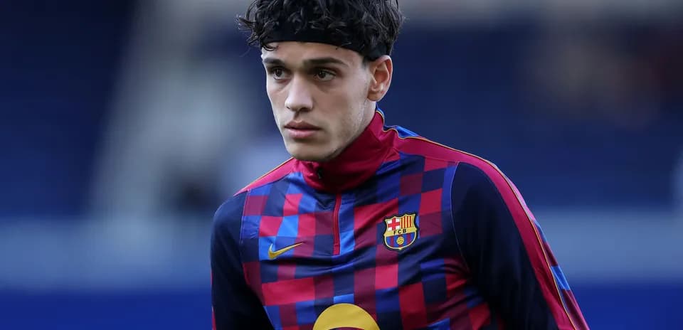 Player in Barcelona training kit before match