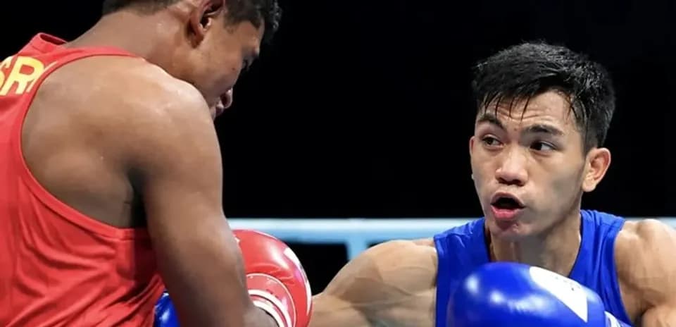 Two boxers competing in a match, one in blue