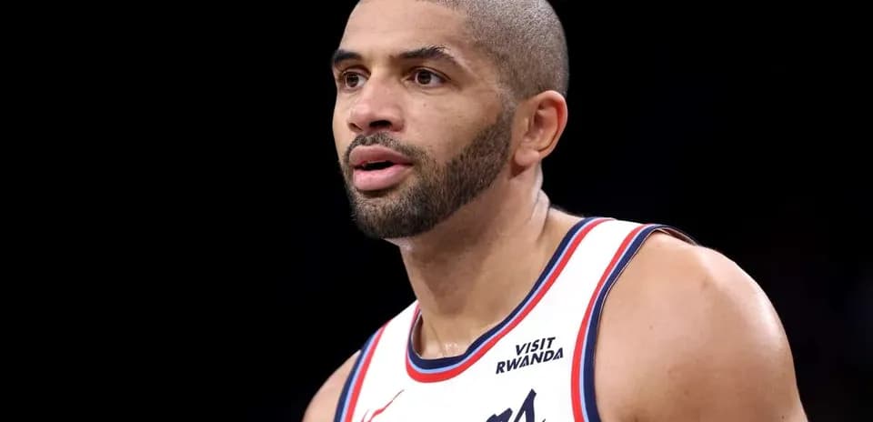 Player in Clippers jersey during game action