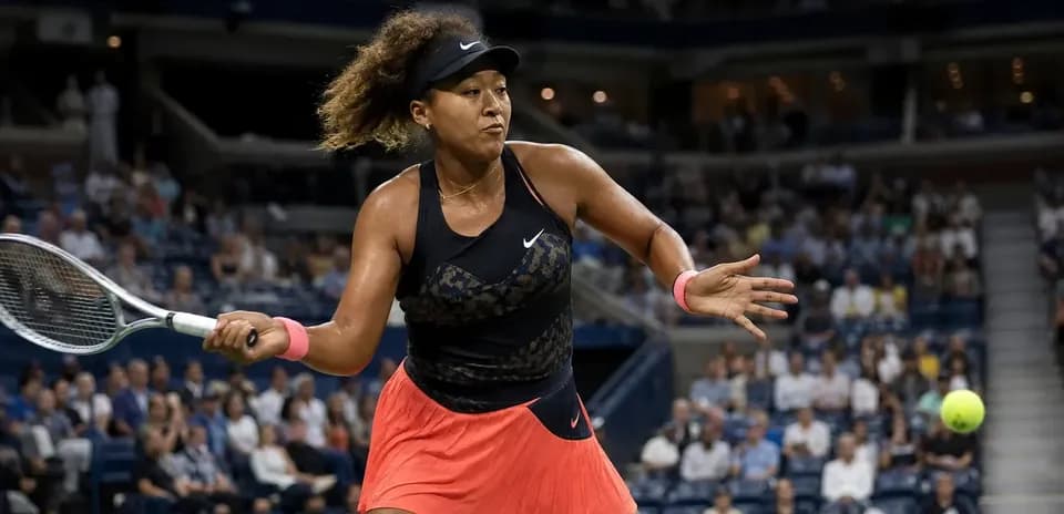 Naomi Osaka hitting a forehand during match