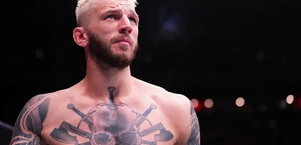 Fighter with tattoos in the arena before match