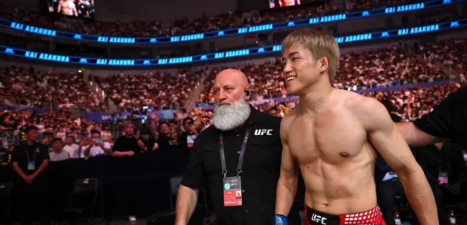 Fighter Kai Asakura entering the arena with entourage