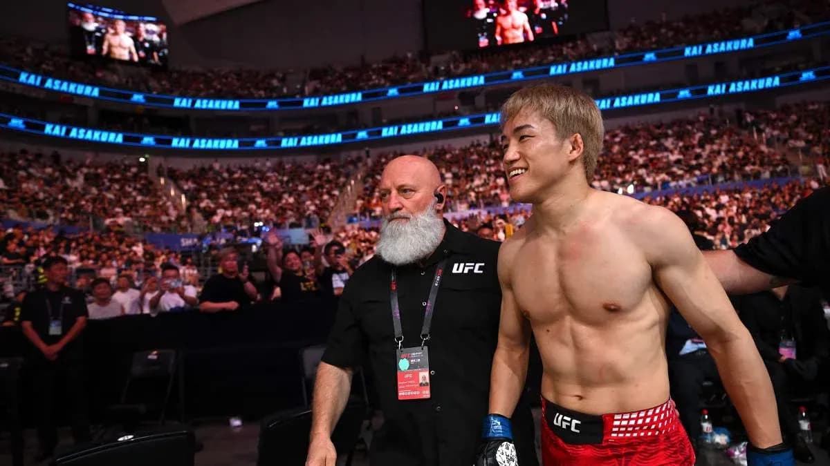 Fighter Kai Asakura entering the arena with entourage