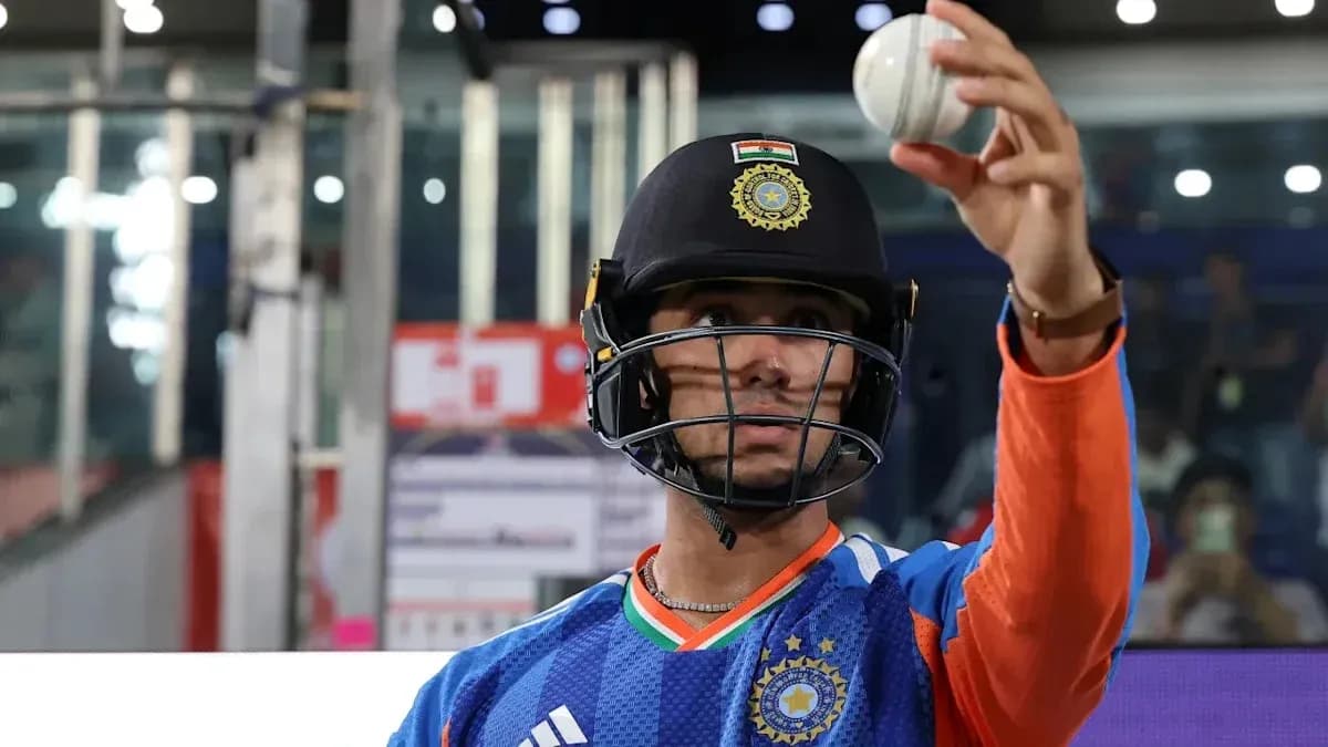 Cricketer holding a ball before batting