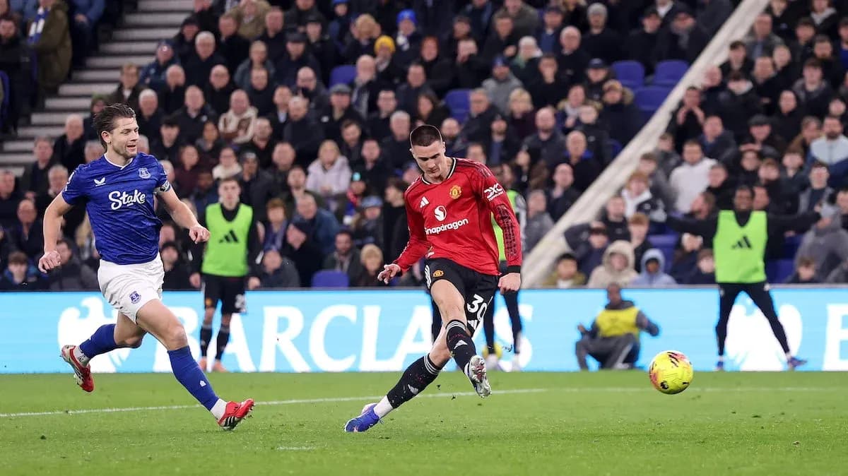 Everton player challenges Manchester United forward