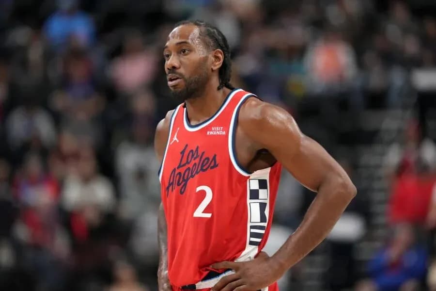 Kawhi Leonard in Los Angeles Clippers jersey during game
