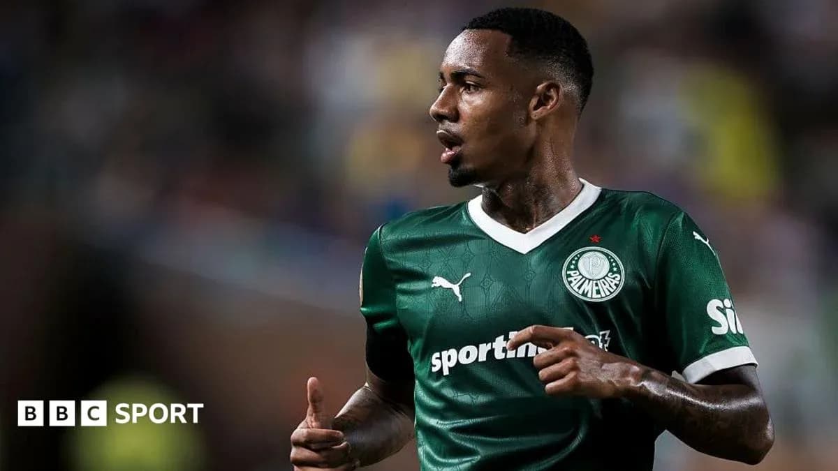 Player wearing Palmeiras jersey during a match