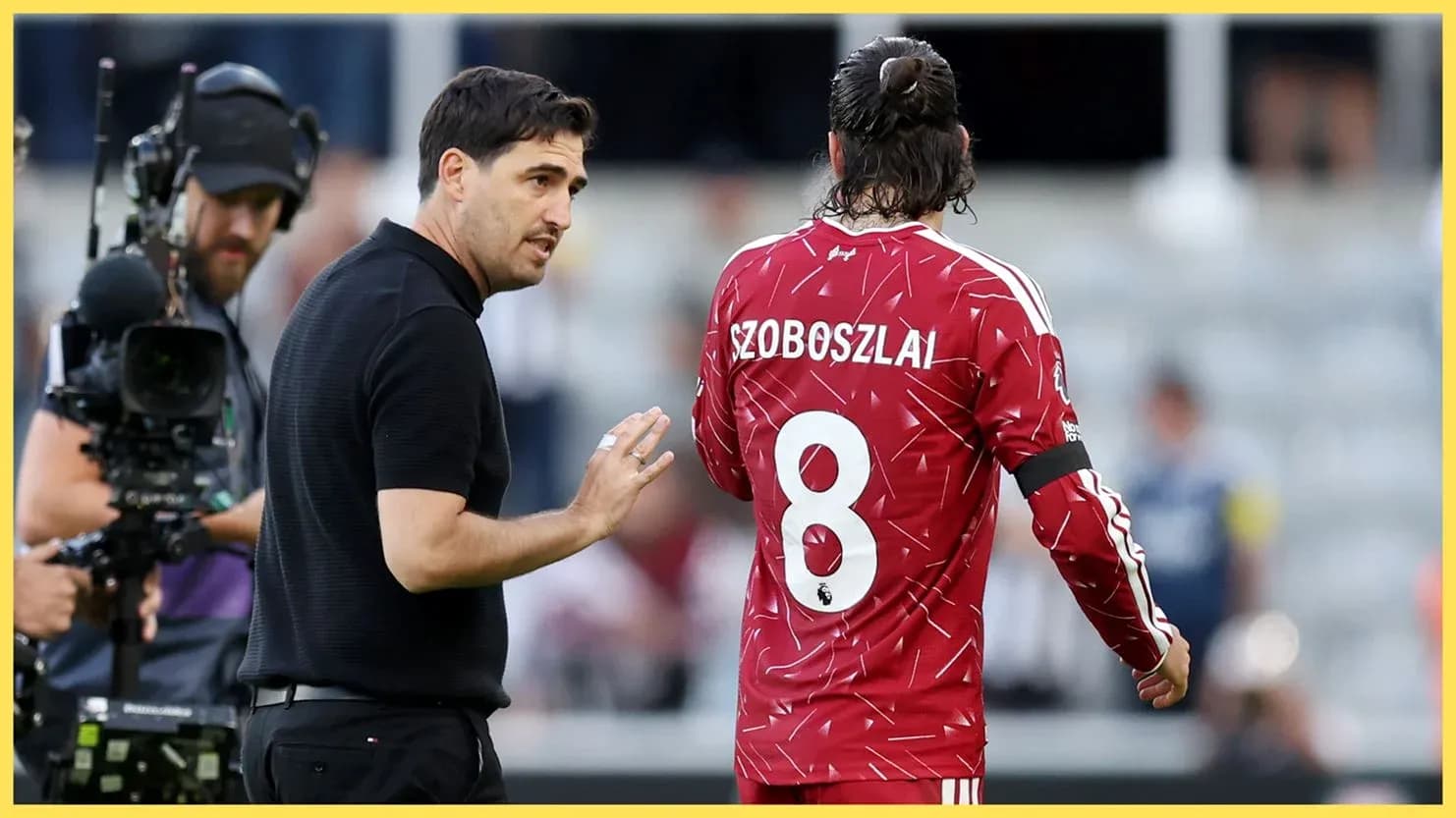Coach discussing tactics with player Szoboszlai