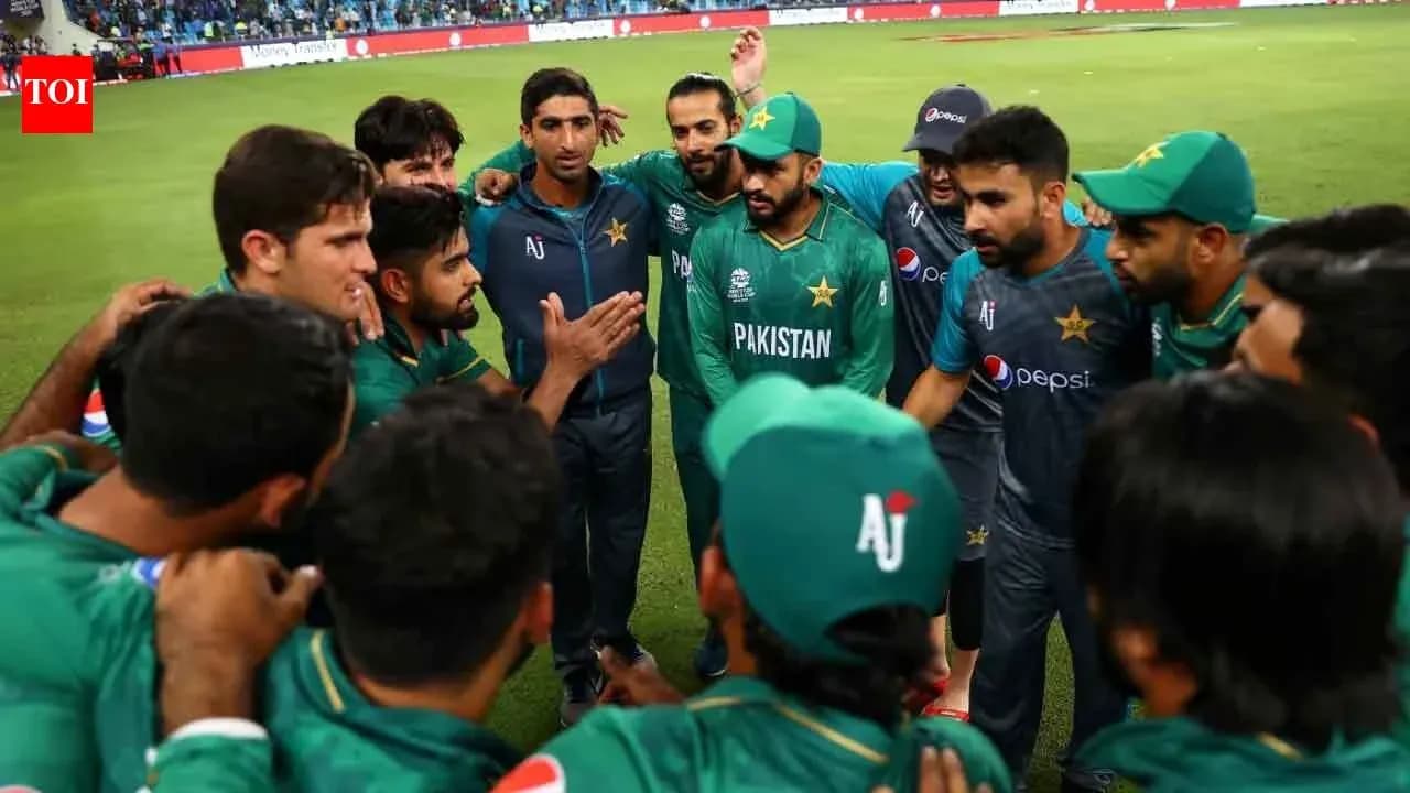 Pakistan cricket team huddled for strategy discussion