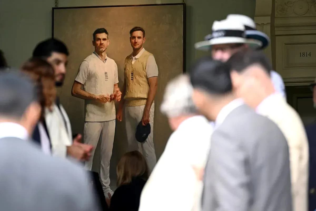 Crowd at unveiling of cricket players' portrait Crowd at unveiling of cricket players' portrait